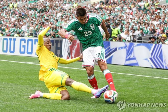 공을 다투는 남아공 수비수 쿨리소 무다우(왼쪽) 선수와 멕시코 헤수스 가야르도 선수. [타스=연합뉴스. 재판매 및 DB 금지]