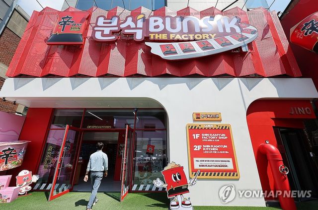 (서울=연합뉴스) 이재희 기자 = 12일 서울 성동구 스테이지엑스성수52에 열린 농심 '신라면분식' 팝업 미디어데이 행사에서 참석자가 팝업매장으로 들어가고 있다. 2026.6.12 scape@yna.co.kr