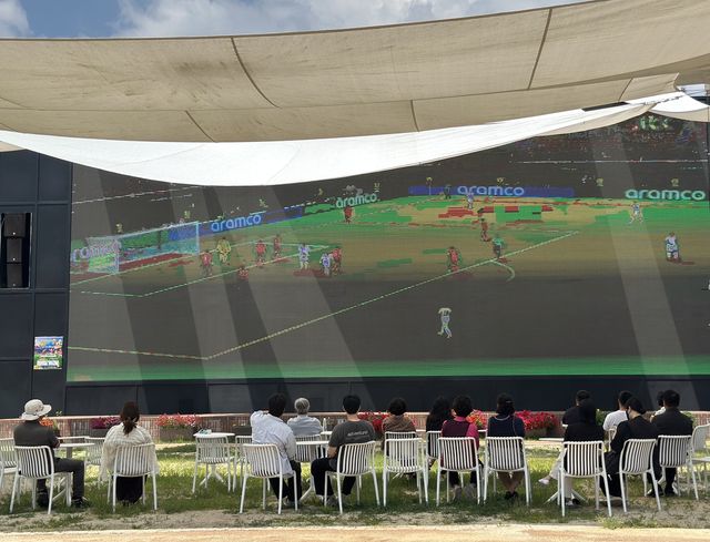 애니메이션박물관 야외잔디밭 대형 LED 전광판에서 생중계되는 축구 경기