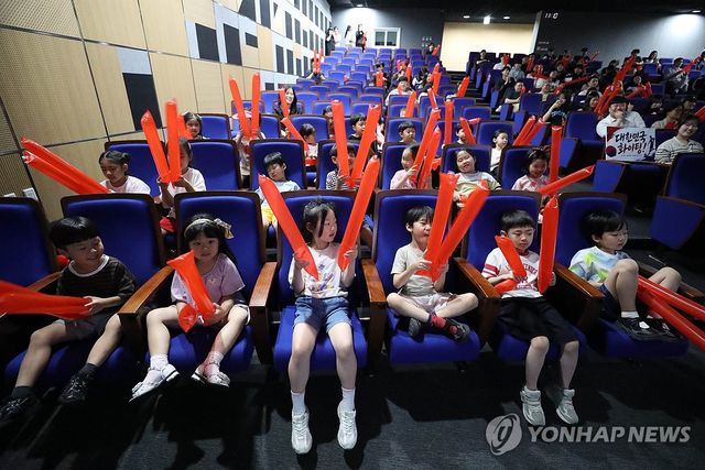 "대∼한민국" 외치는 유치원생들