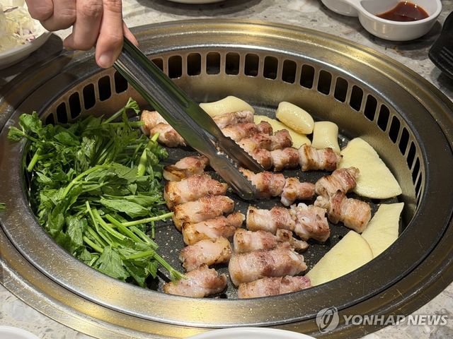 불판 위 삼겹살
