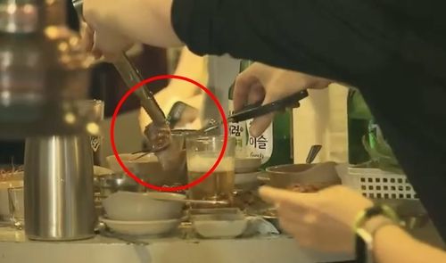 구광모 LG그룹 회장이 삼겹살에서 비계를 잘라내는 모습