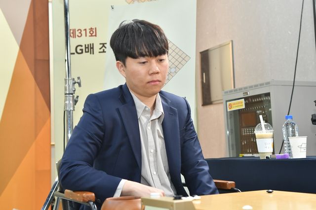 신민준 9단이 LG배에서 통산 세 번째 우승이자 사상 첫 2연패에 도전한다.