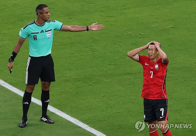 아쉬워 하는 손흥민
