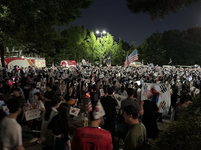 잠실개표소 시위 금요일밤 또 커져