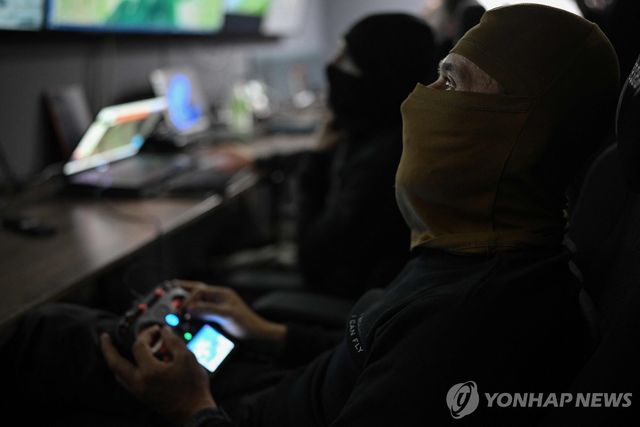 우크라이나 지하 통제실에서 중거리 드론 운용하는 우크라이나 군인들