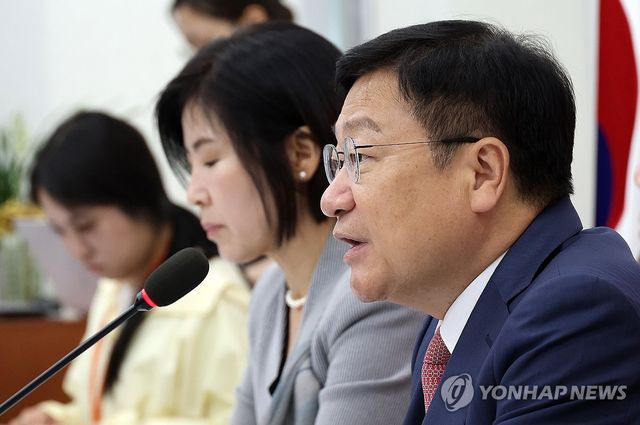 현안 관련 기자간담회 갖는 정점식 원내대표