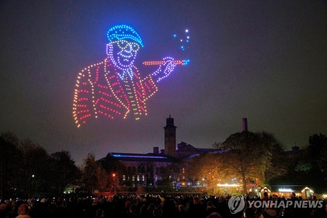 2025년 브래드퍼드에서 열린 행사에서 호크니 모습을 담은 드론쇼