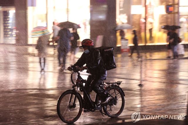 미국 뉴욕의 자전거 이용 배달원[로이터=연합뉴스 자료사진. 재판매 및 DB 금지]