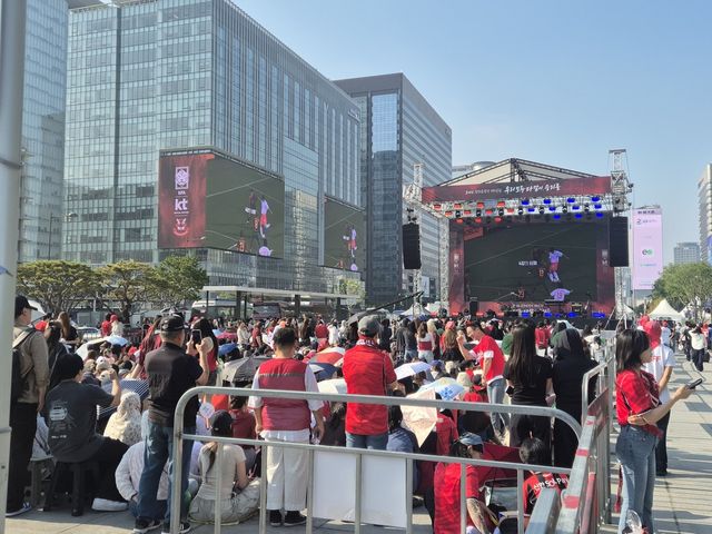 광화문광장에 아침부터 모여든 붉은악마들