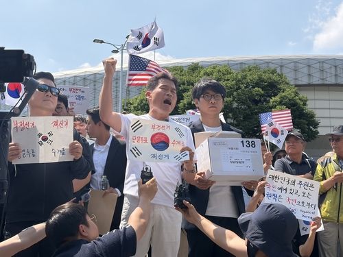 전한길이 분실됐던 투표용지 보관 상자를 제보를 통해 확보했다며 공개하는 모습