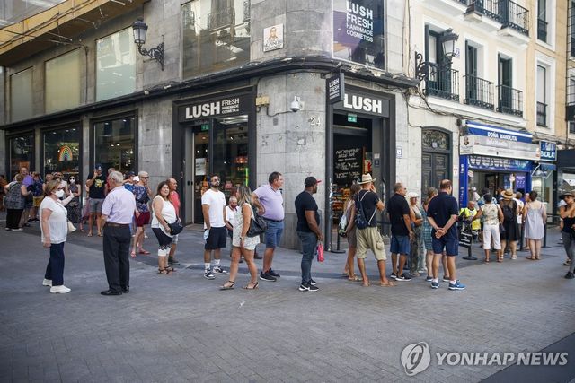 스페인 복권 판매점 앞의 긴 줄