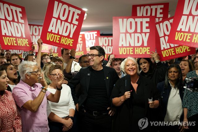 선거 앞두고 유세 중인 버넘 시장(가운데)