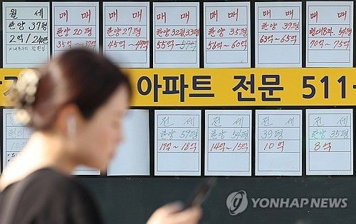 서울 강남구 압구정로데오역 인근 부동산에 매매 관련 안내문이 부착돼 있다.