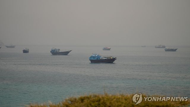 11일(현지시간) 오만 무산담에서 본 호르무즈 해협