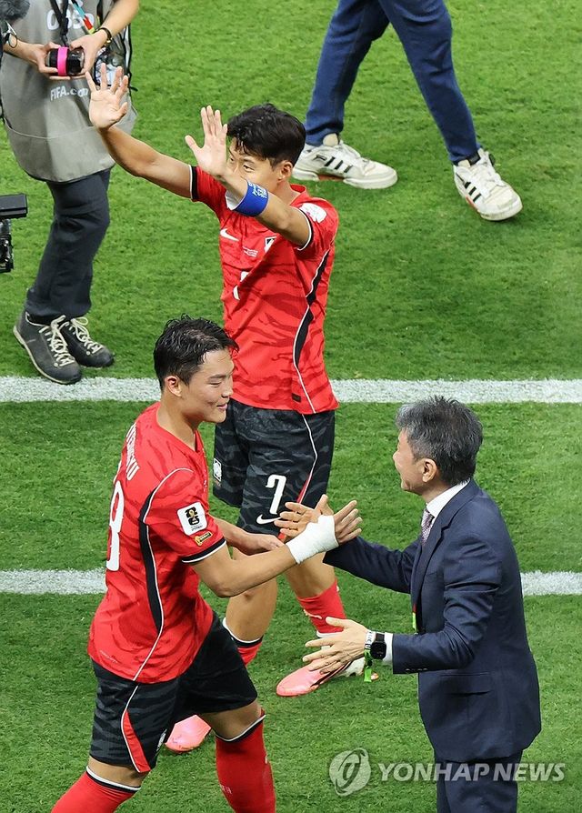 정몽규 회장 축하받는 오현규