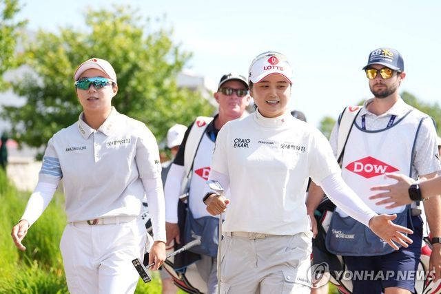 환한 표정을 짓는 김효주(왼쪽)와 최혜진
