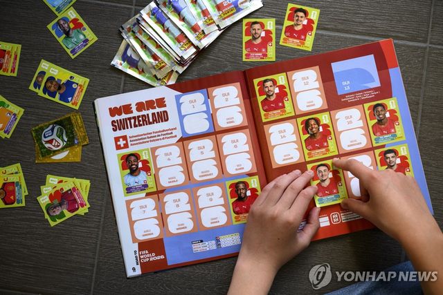 스위스 대표팀 스티커가 붙어 있는 파니니 앨범
