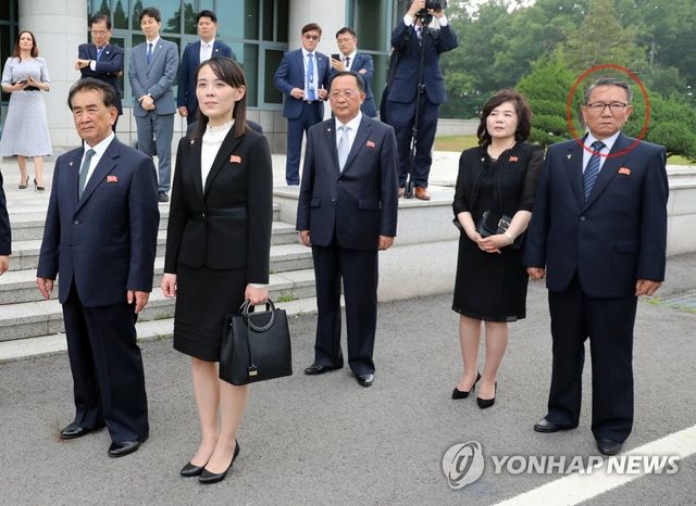 장금철 북한 외무성 제1부상 겸 10국 국장(붉은 원)이 노동당 통일전선부장이던 지난 2019년 6월 남북미 판문점 회동에 참석한 모습. [연합뉴스 자료사진]