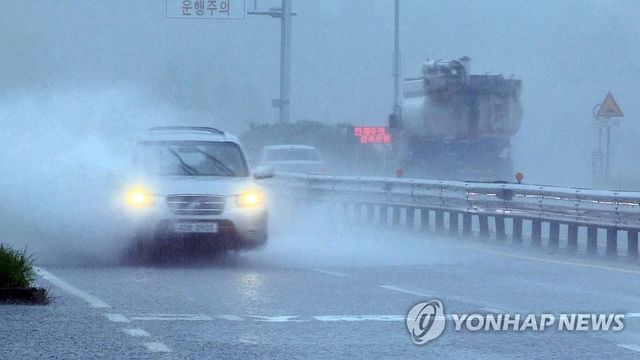 소나기 내리는 거리
