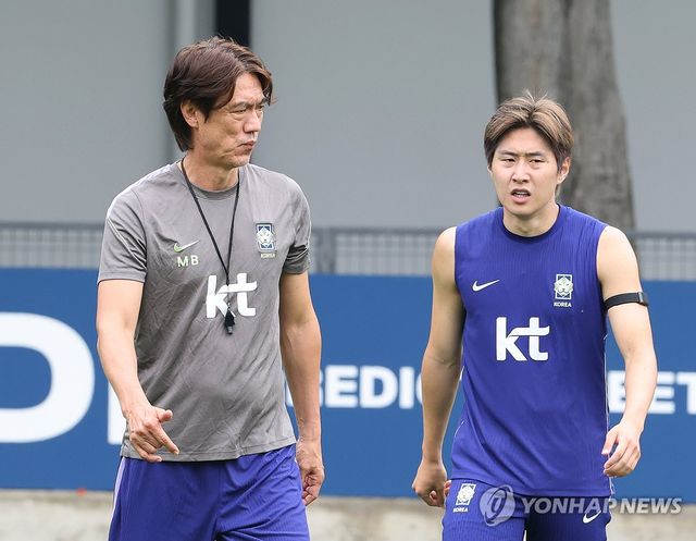 함께 걷는 홍명보 감독과 이강인