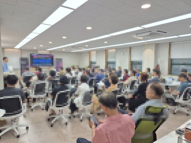 지난 4일 서울 강남구 한 사무실에서 미신고 가상자산 거래소인 XT닷컴에 상장된 코인 투자를 권유하는 'A 디지털 자산 거래소'의 투자 설명회가 열리는 모습. [독자 제공. 재판매 및 DB 금지]