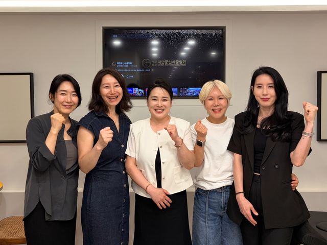 KTF서초평생교육원에 모인 최소윤씨(가운데)와 대한문신사중앙회 회원들