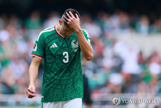 남아공과의 경기에서 퇴장 당하는 멕시코의 세사르 몬테스