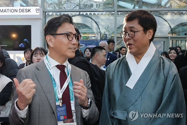 대화 나누는 최휘영 장관과 김재열 회장