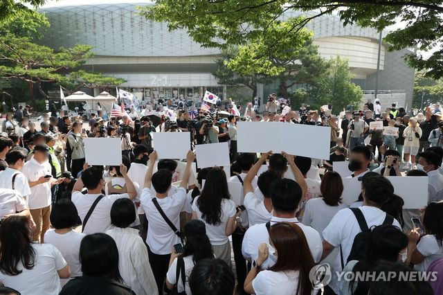구호 외치는 개표소 봉쇄 시위 참가자들