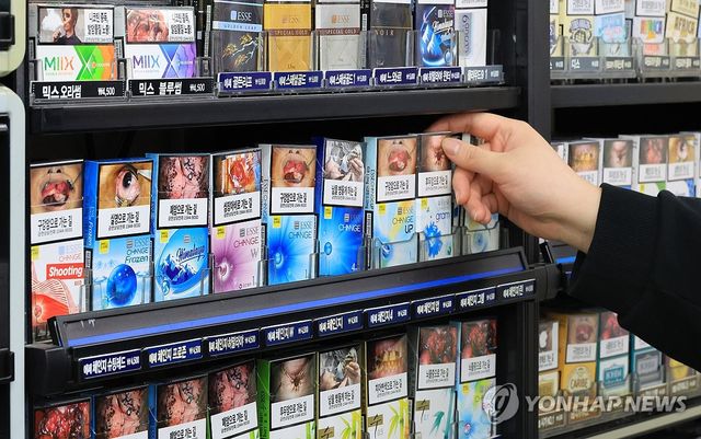 서울 한 편의점에 진열된 담배 모습