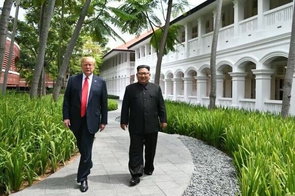 트럼프 대통령이 SNS에 올린 1차 북미회담 사진