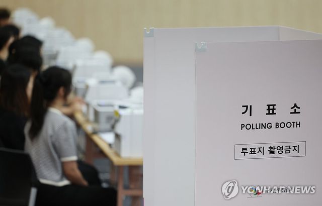 사전투표 준비하는 투표사무원들
