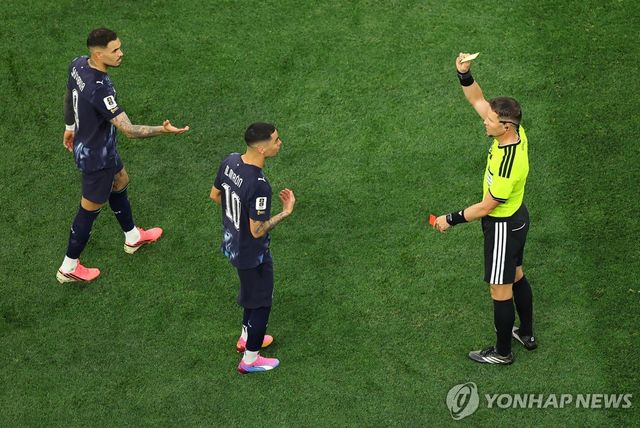 결국 경고를 받는 파라과이 미겔 알미론(가운데)