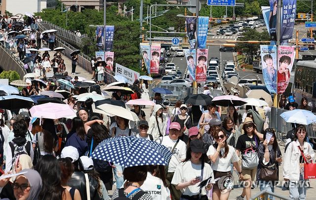 팬들로 붐비는 공연장 주변