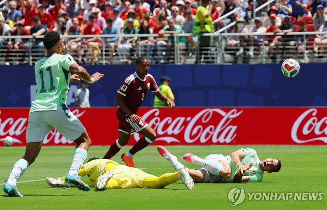 골키퍼에게 걸려 넘어진 스위스 레모 프로일러(오른쪽)