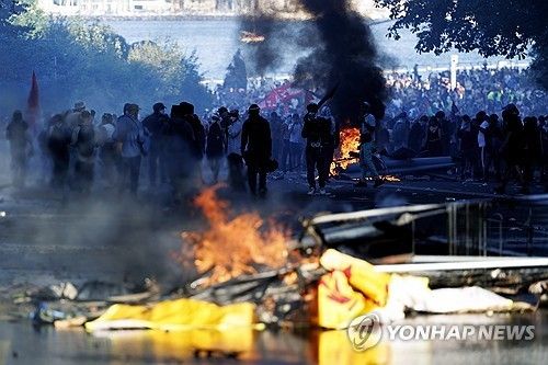 14일 스위스 제네바에서 주요 7개국(G7) 정상회의에 반대하는 격렬한 시위가 열렸다. [EPA=연합뉴스. 재판매 및 DB 금지] 