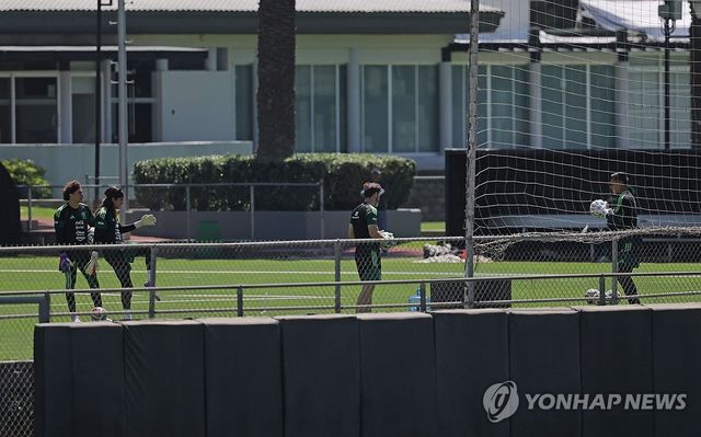 멕시코 골키퍼, 옆 훈련장서 한국전 대비