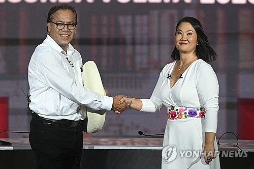 페루 대선 결선투표서 만난 산체스와 후지모리 후보 