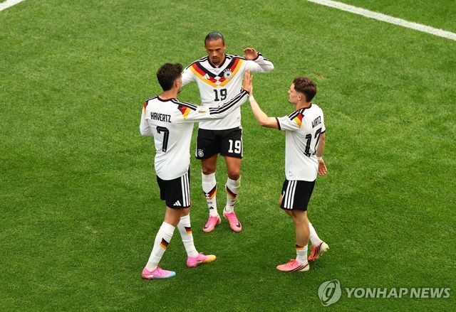 7번째 득점을 축하하는 카이 하베르츠
