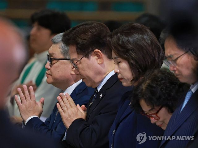 이재명 대통령 부부, 유흥식 추기경 집전 특별 미사 참석