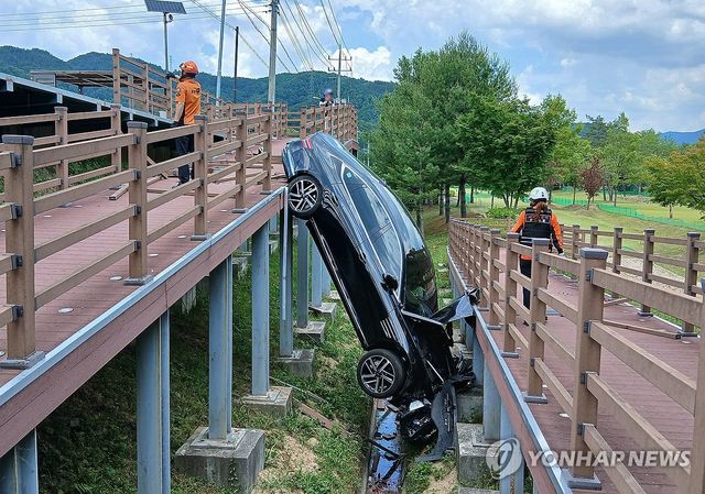 나무 데크 사이로 추락한 차량