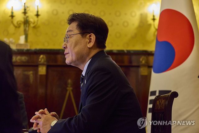 이재명 대통령, 유럽순방 중 화상 수석보좌관회의 주재