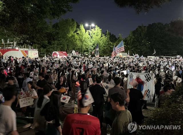 잠실개표소 시위 금요일밤 또 커져