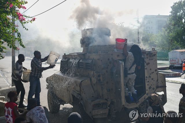 갱단이 불태운 아이티의 경찰 차량