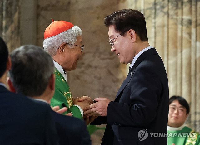 손 맞잡은 이재명 대통령과 유흥식 추기경
