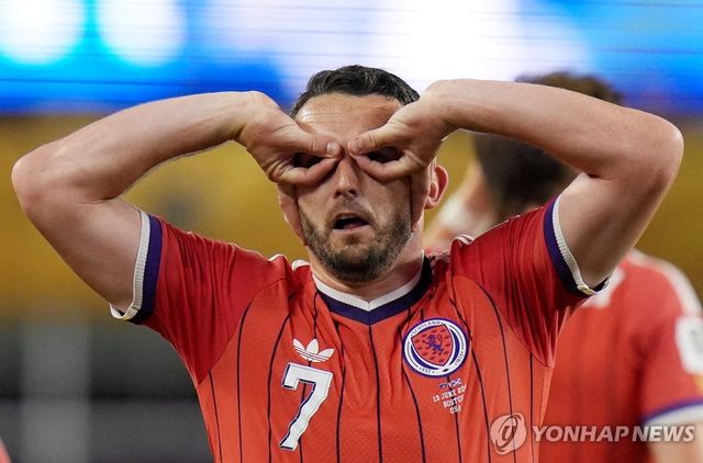 배트맨 세리머니를 펼치는 스코틀랜드의 존 맥긴 
