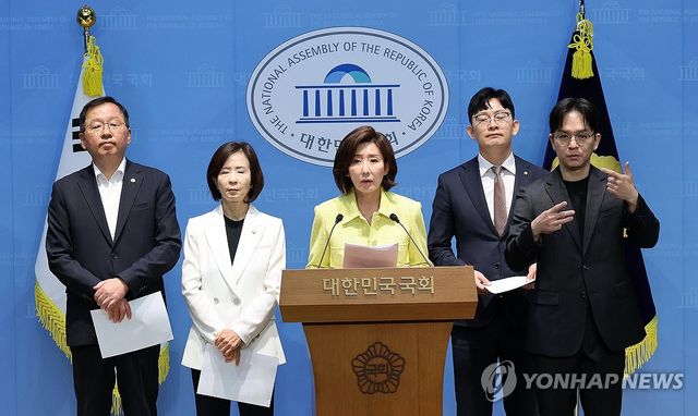 소통관 기자회견 하는 나경원 의원
