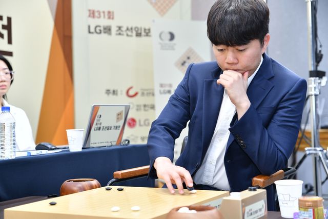 신민준 9단이 31회 LG배 결승 1국에서 왕싱하오 9단에게 극적인 반집승을 거뒀다.