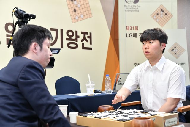 신민준 9단이 대국 후 왕싱하오 9단과 복기하고 있다.